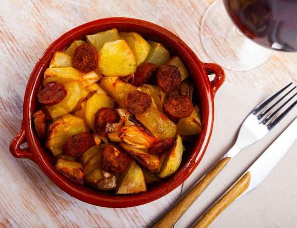 Pieczone ziemniaki z chorizo — Zdjęcie stockowe