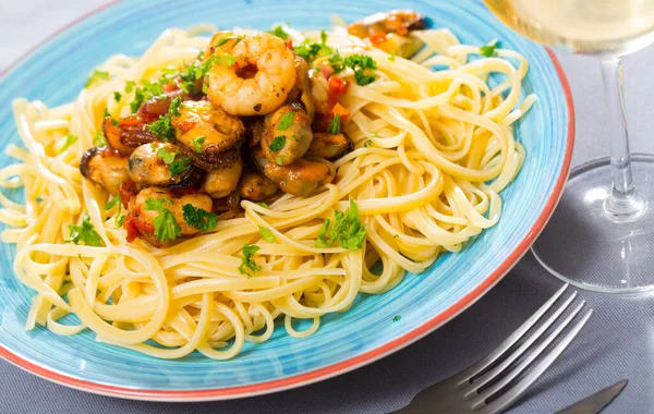 Итальянские спагетти с мидиями и креветками — стоковое фото