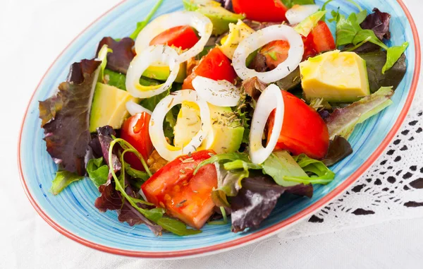Roka, domates ve avokado salatası. — Stok fotoğraf