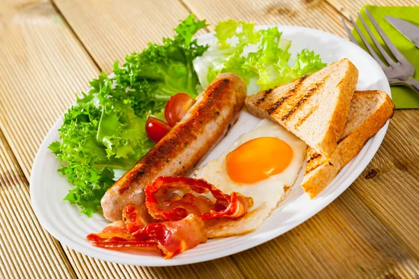 Éhező reggeli sült kolbásszal — Stock Fotó