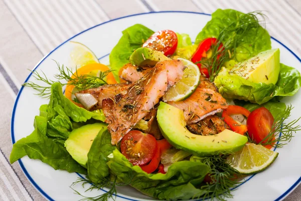 Light tasty salad of grilled trout fillet — Stock Photo, Image