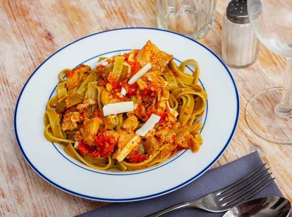 Spinazie pasta met olijven, kaas en jus — Stockfoto