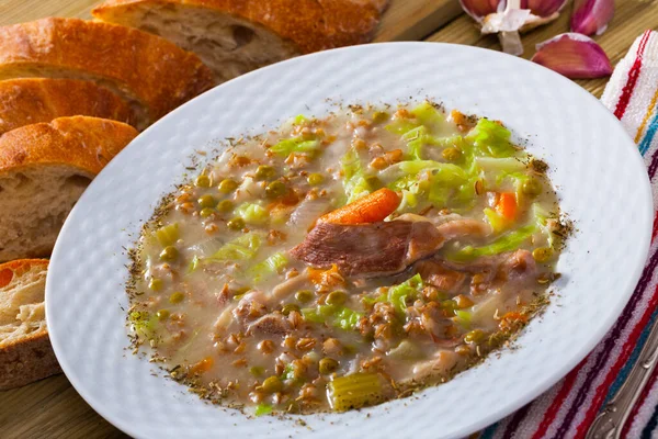 Zuppa scozzese con agnello, ortaggi a radice, legumi e orzo — Foto Stock