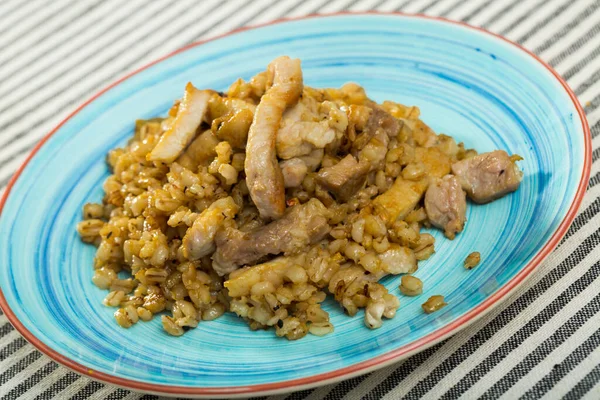 Fotografía de plato con gachas de cebada con asado de cerdo — Foto de Stock