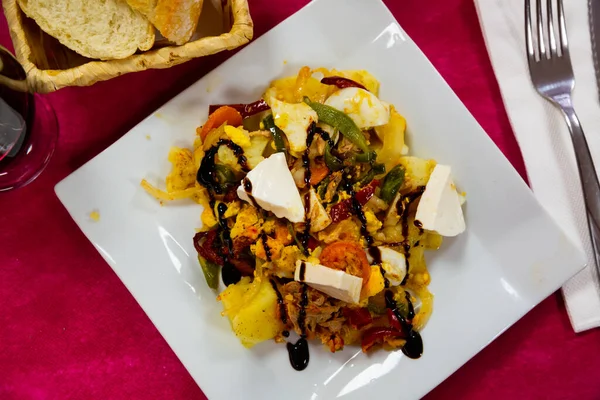 Теплий салат із запеченої картоплі, овочів та м'якого сиру — стокове фото