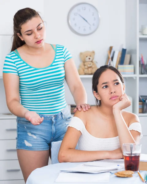 Meninas descobrindo relacionamento em casa — Fotografia de Stock