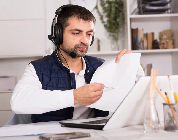 Call center operatore uomo con auricolare parlare con il cliente — Foto Stock