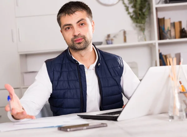 Porträtt av manliga företag som arbetar i kontor med bärbar dator — Stockfoto