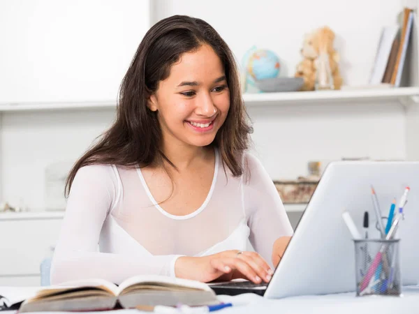 Adolescente información de lectura femenina en el ordenador portátil — Foto de Stock