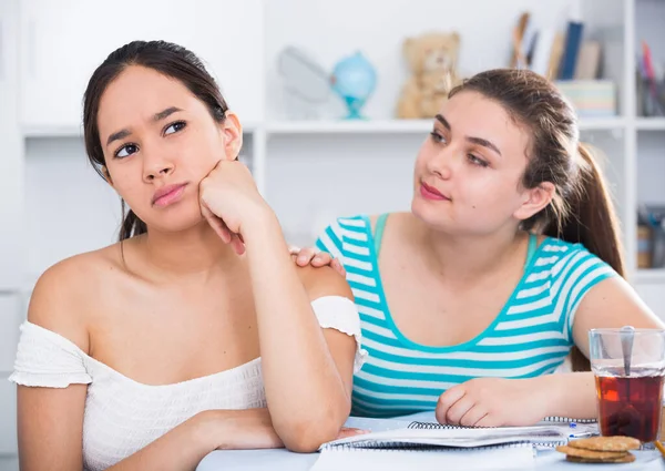 Teen girl trying to apologize after dispute — Stock Photo, Image