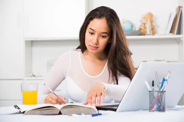 Junge Frau schreibt in Notizbuch — Stockfoto