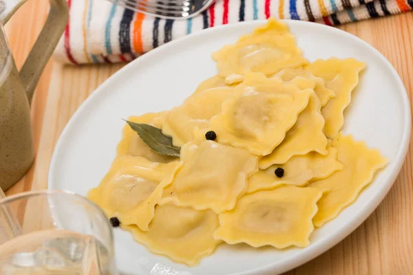 Teller mit frisch gekochten Ravioli — Stockfoto