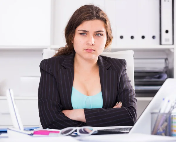 Junge Büroleiterin hat kompliziertes Problem mit Projekt — Stockfoto