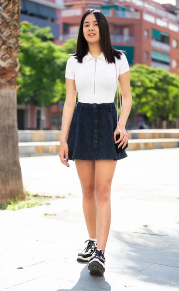 Ritratto di giovane ragazza sorridente in abito leggero passeggiando per le strade del centro — Foto Stock