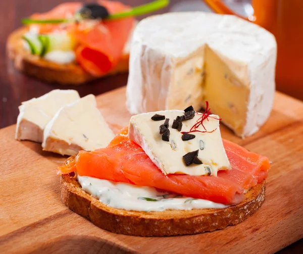 Bruschetta com salmão e cambozola — Fotografia de Stock