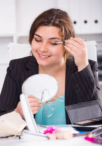 Młody pracownik biurowy stażysta robi makijaż przed spotkaniem — Zdjęcie stockowe
