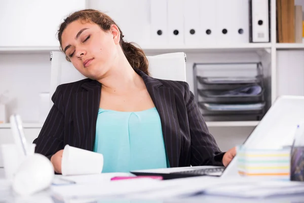 Gerente de oficina mujer está durmiendo en el trabajo después de poner los informes — Foto de Stock