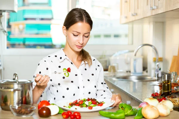 Vrouwelijke houdplaat van groentesalade — Stockfoto