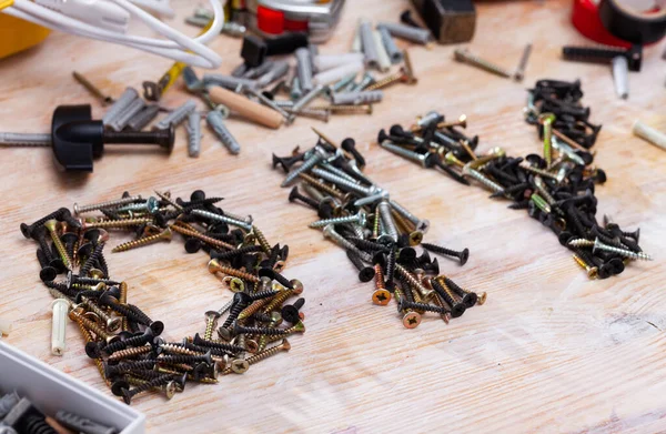 Palabra DIY forrado con tornillos entre sujetadores y herramientas de mano — Foto de Stock