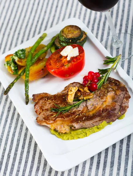 Veal with grilled vegetables — Stock Photo, Image