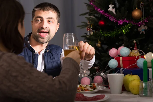 Couple ayant dîner de Noël et regarder la télévision — Photo