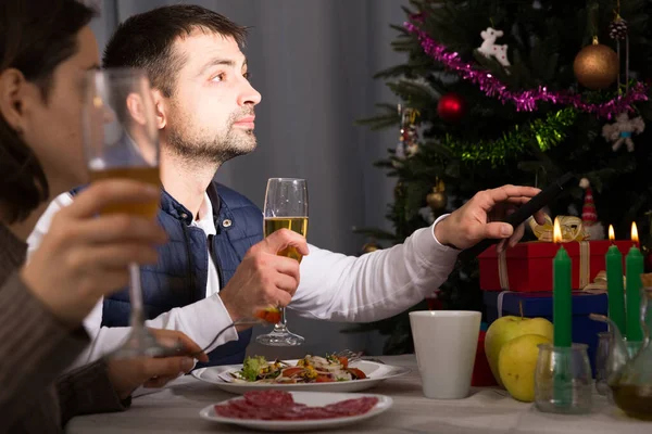 La famiglia festeggia il nuovo anno con champagne e guardando la TV — Foto Stock