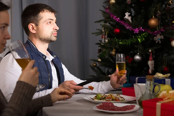 Casal celebrando Ano Novo e assistindo TV no jantar — Fotografia de Stock