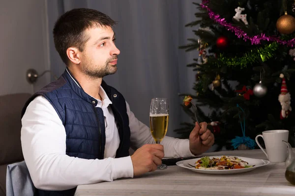 Junger Mann feiert Neujahr, isst zu Abend, sieht fern — Stockfoto