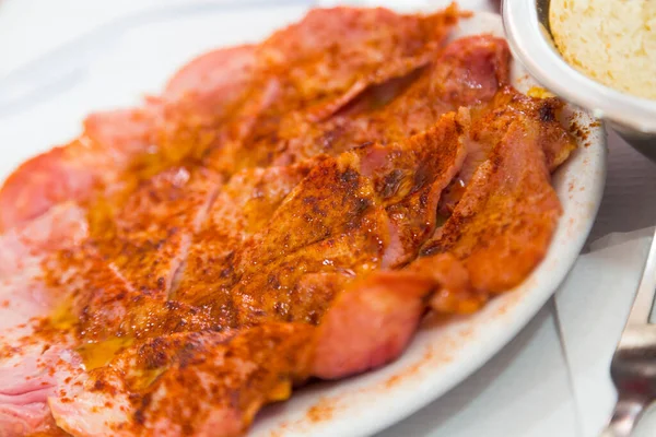 라콘갈기 식으로 요리 한 후식용으로 돼지 햄 을 삶음 — 스톡 사진