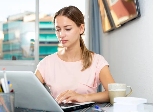 Girl relaxation at home and using laptop — Stock Photo, Image