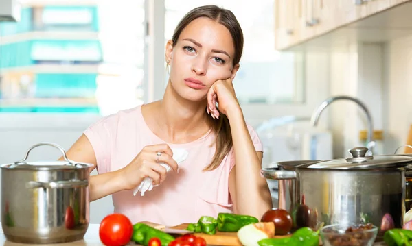 Расстроенная домохозяйка пытается готовить — стоковое фото