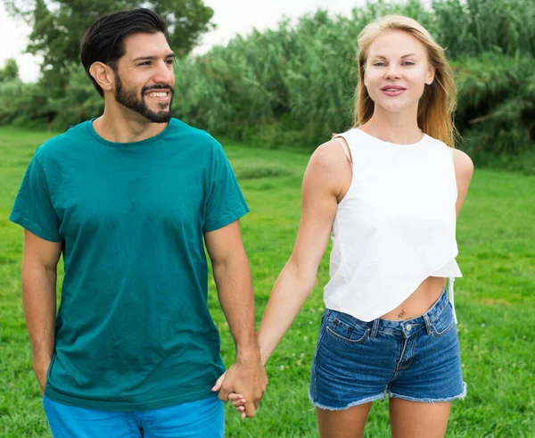 L'homme avec sa copine se reposent ensemble dans le temps en marchant — Photo