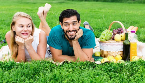 Portret van paar die ontspannen in de tijd picknick outdoor. — Stockfoto