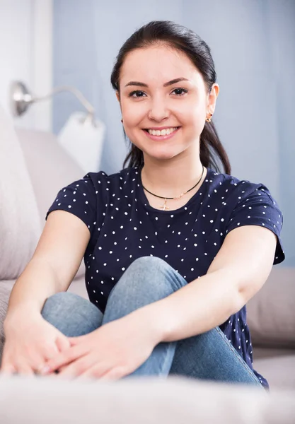 Positives Mädchen entspannt sich zu Hause — Stockfoto