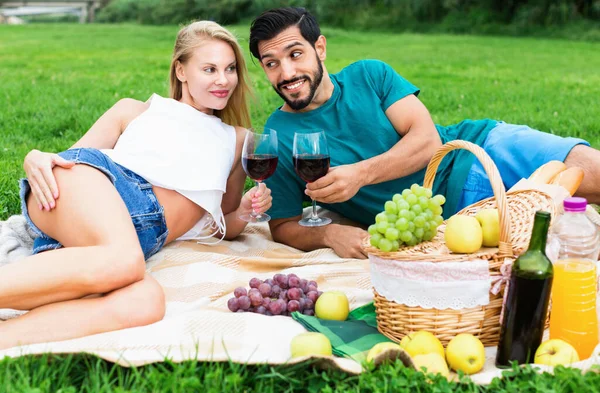 Paar praten en wijn drinken op tijd picknick buiten — Stockfoto