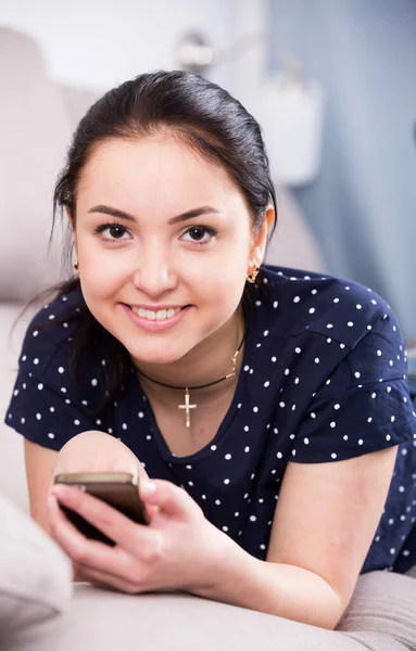 Glada flicka med mobiltelefon — Stockfoto