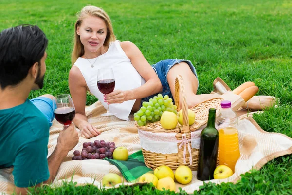 Man en vrouw liggen en ontspannen met wijnglazen — Stockfoto