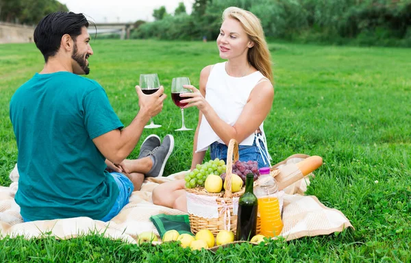 Man en vrouw zitten en ontspannen met wijnglazen — Stockfoto