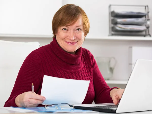 Frau arbeitet produktiv — Stockfoto