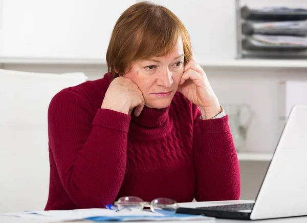 Mujer teniendo problemas — Foto de Stock