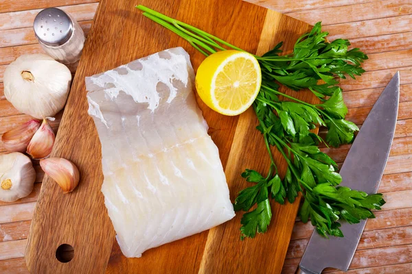 Stück frisches Schaukelfilet mit Gewürzen — Stockfoto