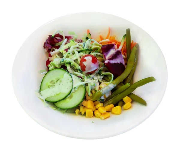 Salat aus Mais, Gurken, Kohl und gekochten Bohnen mit Karotten — Stockfoto