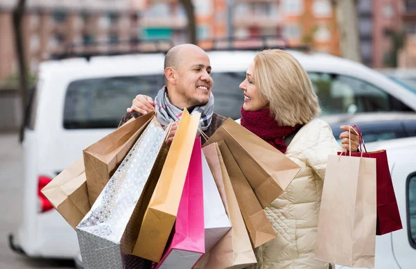 Portret van een lachend positief volwassen koppel staand — Stockfoto