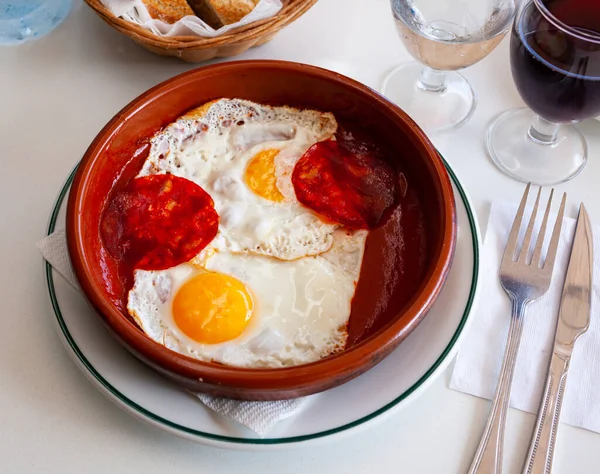 Жареные яйца с сухой колбасой — стоковое фото