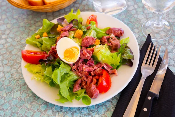 Heerlijk salade van sla, worst, tomaten en gekookt ei — Stockfoto