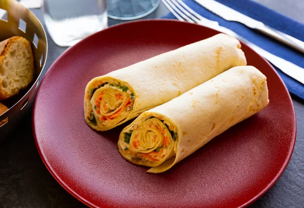 Cuisine française, thon enveloppé de légumes croûtés et de légumes verts — Photo