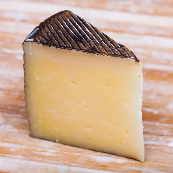 Kawałek włoskiego sera owczego Pecorino peklowanego — Zdjęcie stockowe