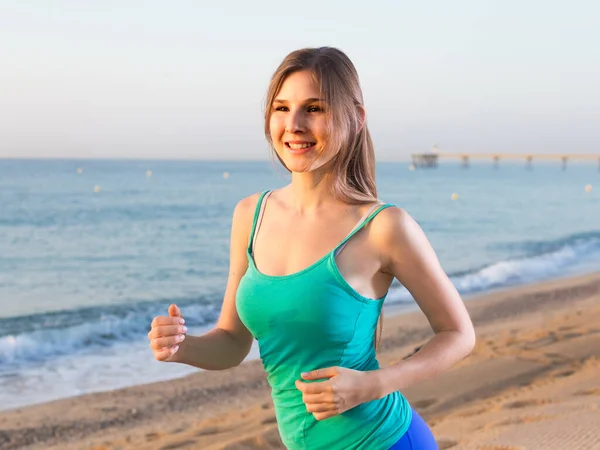Sportswoman is jogging — Stock Photo, Image