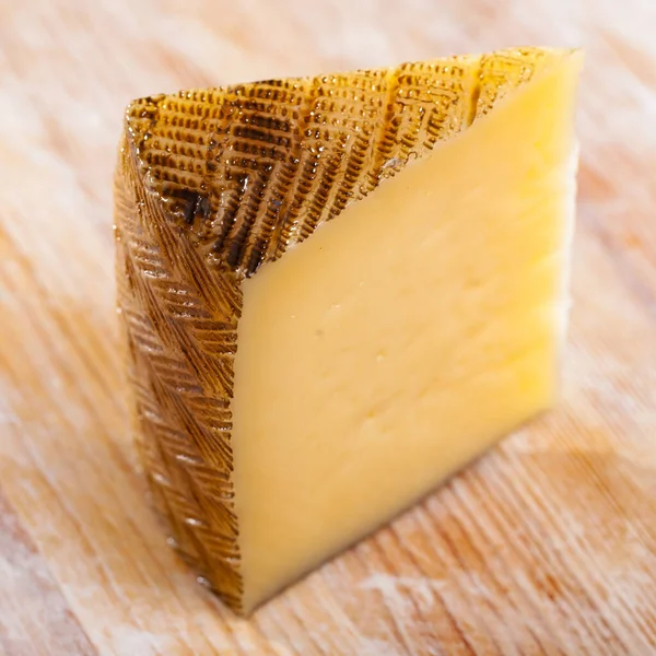 Cuña de queso de oveja envejecido sobre fondo de madera — Foto de Stock