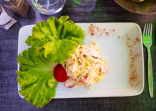 Sałatka makaronowa z mięsem surimi, kuchnia włoska — Zdjęcie stockowe